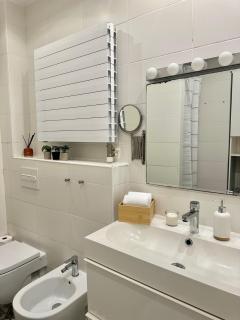 2 Bed Flat - Sleeps 4 - Parking - Wifi - 6