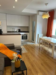 2 Bed Flat - Sleeps 4 - Parking - Wifi - 4