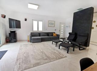 Two-storey house with pool - 8