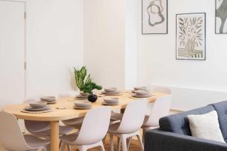 Modern 4-Bed Apartment in Leeds Business District - 6