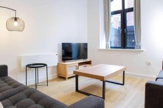 Modern 4-Bed Apartment in Leeds Business District - 4