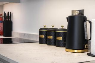 Modern 4-Bed Apartment in Leeds Business District - 3