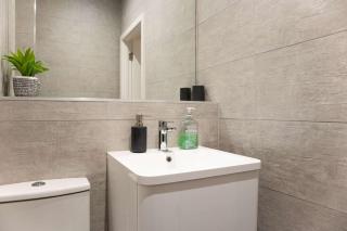 Modern 4-Bed Apartment in Leeds Business District - 2