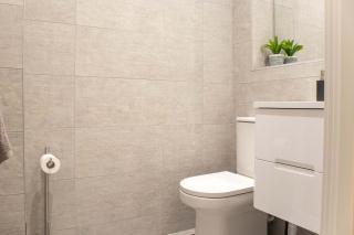 Modern 4-Bed Apartment in Leeds Business District - 1