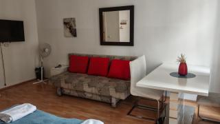 Sweet 3BR Retreat Steps from Belvedere Palace - 7