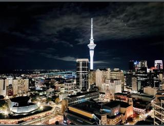 City life Skytower view with Balcony Famliy Retreat - Auckland - 3