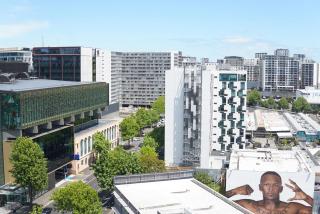 City life Skytower view with Balcony Famliy Retreat - 7
