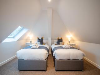 Stylish Coastal Living In The Heart Of Dartmouth - 5