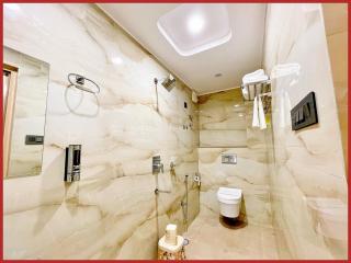 New Marine Drive Road SkyRise Dreamland Beachfront Sea View Hotel # Air Conditioning Luxury Room # Lift # Restaurant - Parking Facilities - Best Luxuary Hotel In Puri - 1