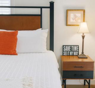 New Built Downtown ATX Retreat, King Bed, Fenced Yard, Walk to Lake & Eateries - 4