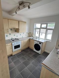 Modern 2 Bedroom Maisonette - 6