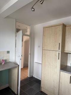 Modern 2 Bedroom Maisonette - 5