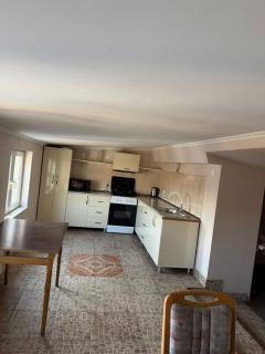 Bright & Spacious Family House - 9