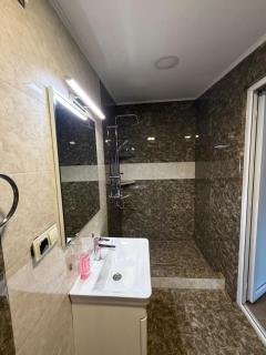 Bright & Spacious Family House - 3