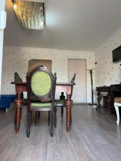 Bright & Spacious Family House - 1