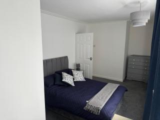 Knotty Ash - 3 Beds - Sleeps 6 - On-Site Parking - 2
