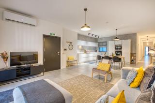 Bright & Cozy 3-Bedroom Apartment ACAL1-1 - 9