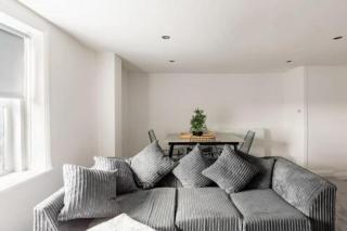 Bright Two-Bedroom Family Apartment on Victoria Road, Ramsgate - 0