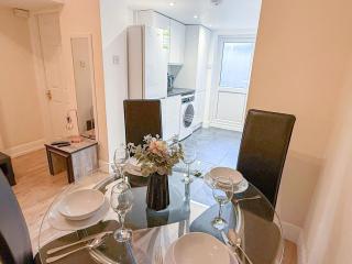 Promo Rate - 1BDR Finsbury Park Apt with Garden near Higbury, Emirates Stadium & Clissold Park by Staylio London - 4