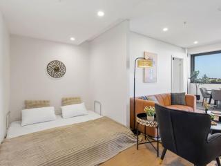 Modern 2BR - City Views & Pool & Free Parking - 5