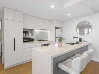 Modern 2BR - City Views & Pool & Free Parking - 2