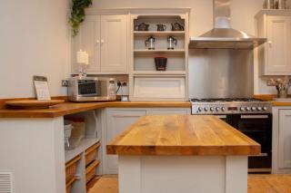 Milestone Celebration House! Sleeps 16 Max 3 Bathrooms Walk to Nightlife Weekends Only - 7