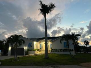 Fabulous private villa walking distance to the beach - 0