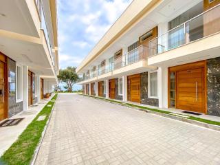 Casa duplex com 3 quartos, sendo 2 suítes a aproximadamente 1200m da praia de Taperapuã, condomínio com vista espetacular para o mar. - 6