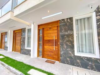 Casa duplex com 3 quartos, sendo 2 suítes a aproximadamente 1200m da praia de Taperapuã, condomínio com vista espetacular para o mar. - 4