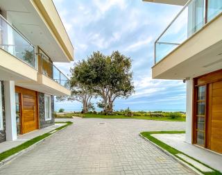 Casa duplex com 3 quartos, sendo 2 suítes a aproximadamente 1200m da praia de Taperapuã, condomínio com vista espetacular para o mar. - 3