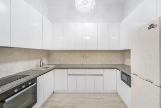 Modern 2 Bedroom apt Near Republic Square! - 4