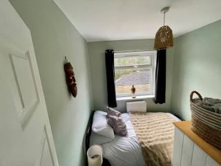 Sunny, commuter townhouse, sleeps 5 with parking - 5