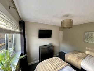 Sunny, commuter townhouse, sleeps 5 with parking - 4