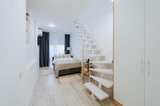 City Center New Apt, Top-Floor Balcony - 2