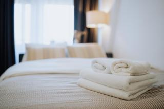 City Center New Apt, Top-Floor Balcony - 6