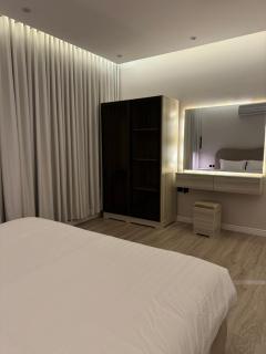 شقة هادئة في حي العقيق A quiet apartment with a unique design in Al-Aqiq district - 8