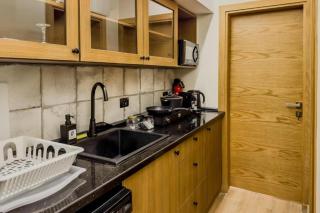 1bd studio jacuzzi, self-check in 5 min ca airport - 5