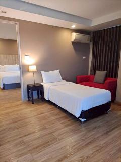 Baan Tanwa - MRT Ratchadapisek Exit 1 or 2 - 2