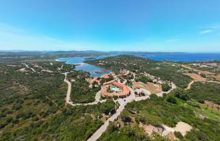 Residence with swimming pool in Costa Serena just 700 mt from the sea - 7