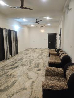 Pandit Devki Nandan Dharamsala & Guest House - 9