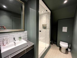 Spacious 9 bedroom house with games room - 9