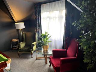 Spacious 9 bedroom house with games room - 5