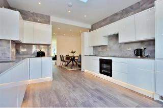 Brand New 3 Bedroom House with Parking and Garden near Elstree Studios - 5