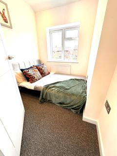 Brand New 3 Bedroom House with Parking and Garden near Elstree Studios - 4