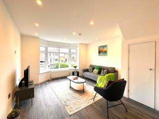 Brand New 3 Bedroom House with Parking and Garden near Elstree Studios - 1