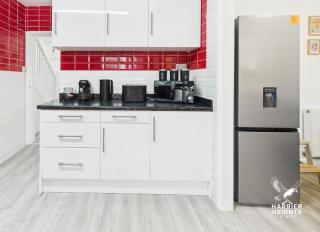 4 Bed 2 Bath Contractors Long Stays Parking Fast Wi-Fi - 4