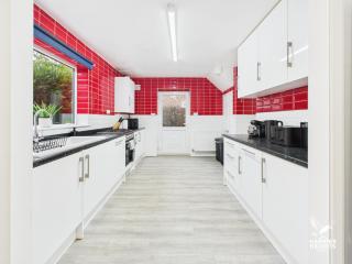 4 Bed 2 Bath Contractors Long Stays Parking Fast Wi-Fi - 5