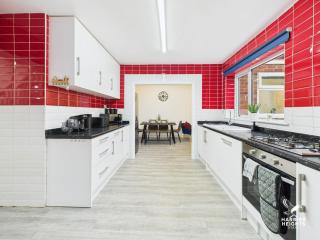 4 Bed 2 Bath Contractors Long Stays Parking Fast Wi-Fi - 6