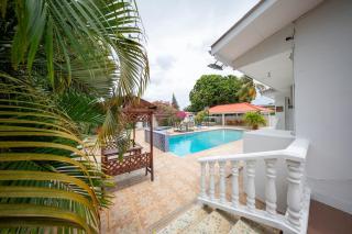 Villa Laura, Central Spacious Oasis with Private Pool - 0