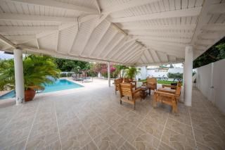 Villa Laura, Central Spacious Oasis with Private Pool - 1